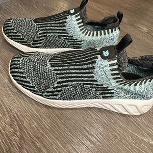 Super comfy, and lightweight athletic shoes!